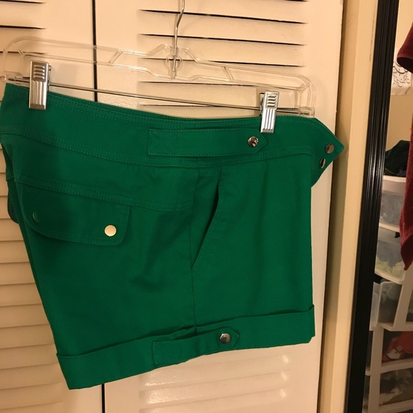 Green cachè shorts - Picture 3 of 4